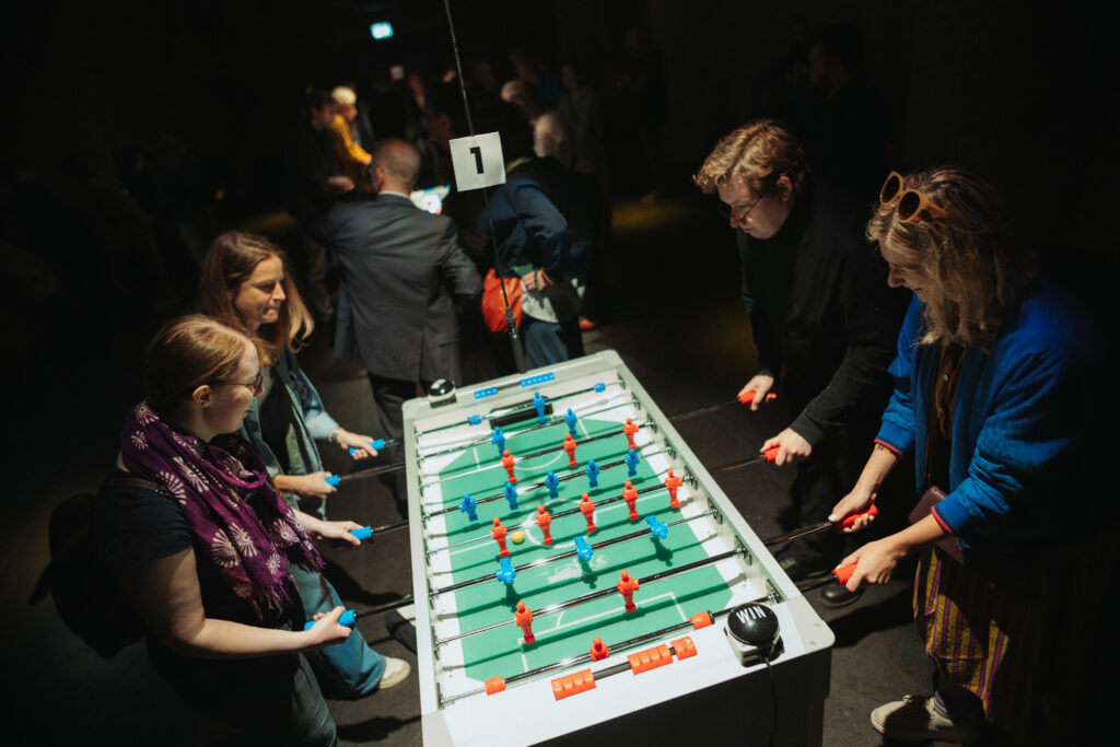 Klangwelt Kickern: „FOOSBALL[D]“ von Tempo Reale bei der Münchener Biennale . Foto: Frol Podlesnyi