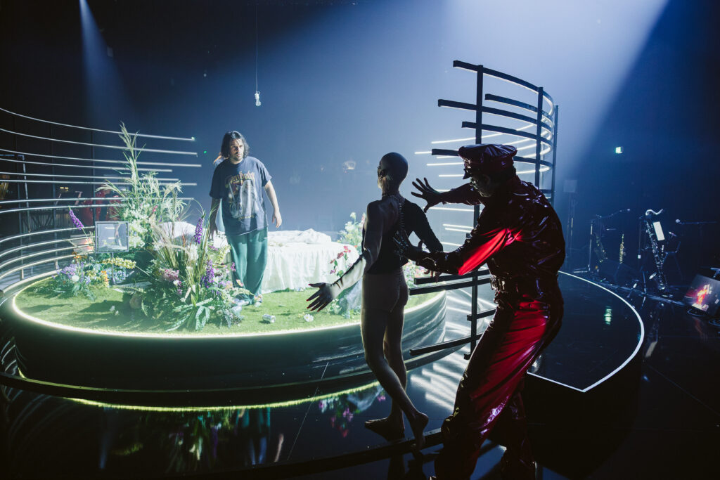 Frankenstein in Zeiten der künstlichen Intelligenz: "Codeburn" bei der Münchener Biennale. Foto: Frol Podlesnyi
