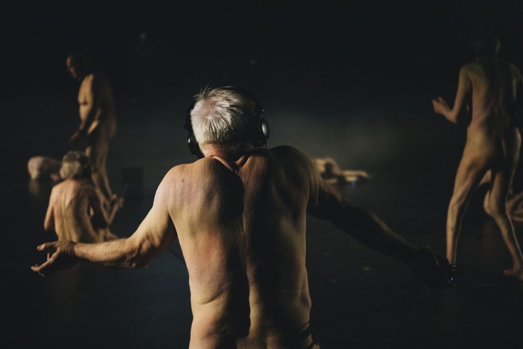 Jede und jeder tanzt zu einer eigenen Melodie in „ENDLICH“ bei der Münchener Biennale. Und dennoch ergibt sich ein Ganzes. Foto: Nancy Jesse
