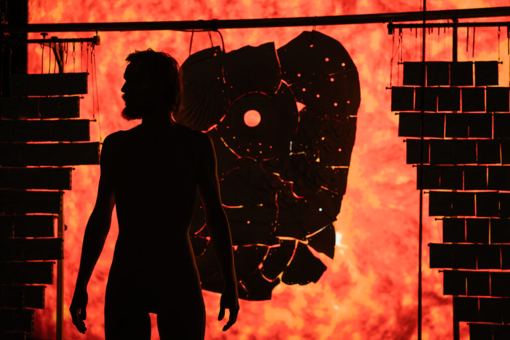 Bilderwelt einer tiefen mythischen Ordnung: „Xochiyaoyotl“ bei der Münchener Biennale. Foto: Frol Podlesnyi